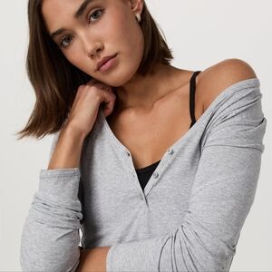 Vuori Long Sleeve Tuvalu Henley Size Medium